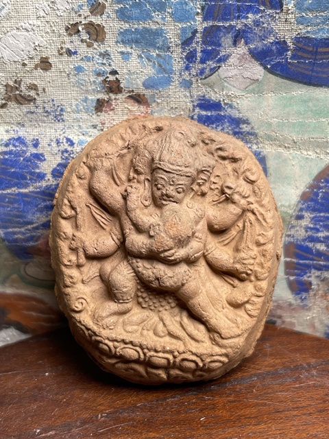 域鉴古玩】明代.རྟ་མགྲིན་ཡབ་ཡུམ། 马头明王双身像擦擦拍卖价格