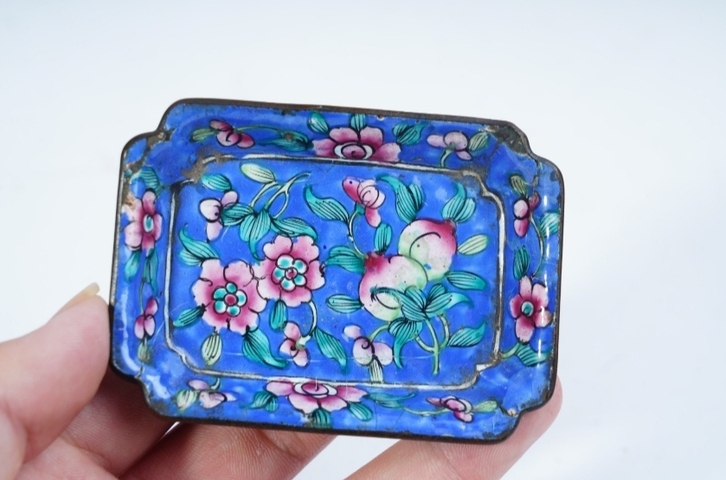 古玩陶瓷銅胎琺瑯彩花卉紋粉盒拍賣(mài)，當(dāng)前價(jià)格1888元