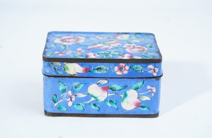 古玩陶瓷銅胎琺瑯彩花卉紋粉盒拍賣(mài)，當(dāng)前價(jià)格1888元