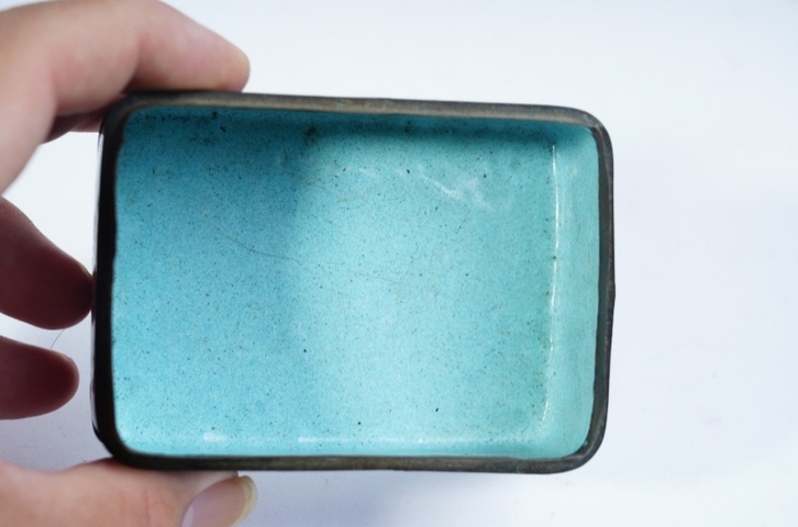 古玩陶瓷銅胎琺瑯彩花卉紋粉盒拍賣(mài)，當(dāng)前價(jià)格1888元