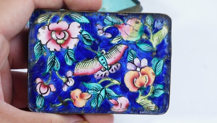 古玩陶瓷銅胎琺瑯彩花卉紋粉盒拍賣(mài)，當(dāng)前價(jià)格1888元