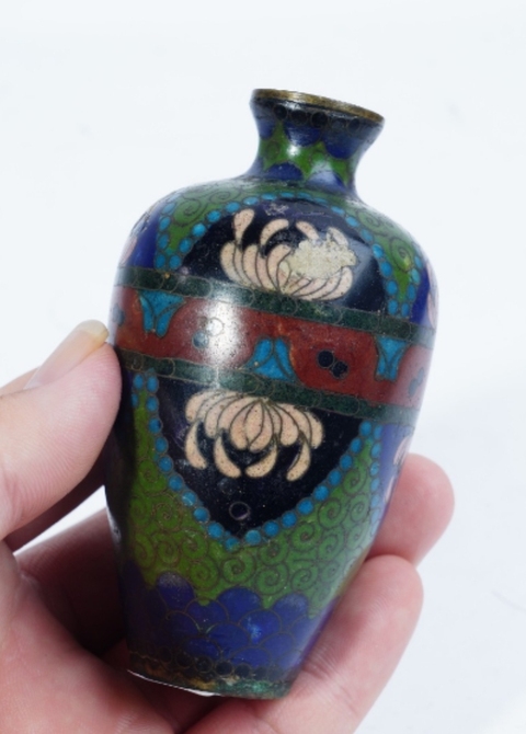 古玩陶瓷日本大正銅胎掐絲琺瑯花卉紋瓶拍賣，當(dāng)前價(jià)格3888元