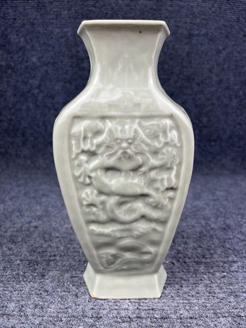 古玩陶瓷青釉暗刻龍紋賞瓶拍賣，當(dāng)前價格2988元