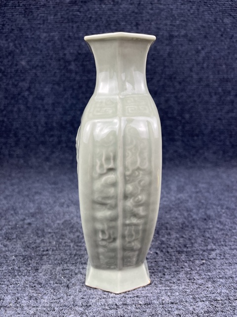 古玩陶瓷青釉暗刻龍紋賞瓶拍賣，當(dāng)前價格2988元