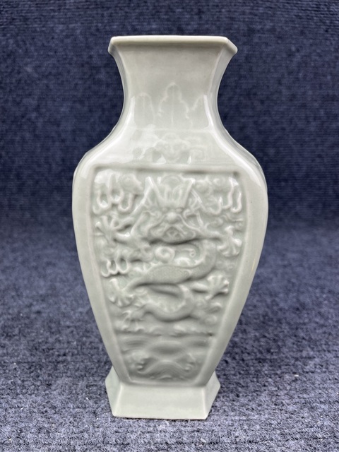 古玩陶瓷青釉暗刻龍紋賞瓶拍賣，當(dāng)前價格2988元