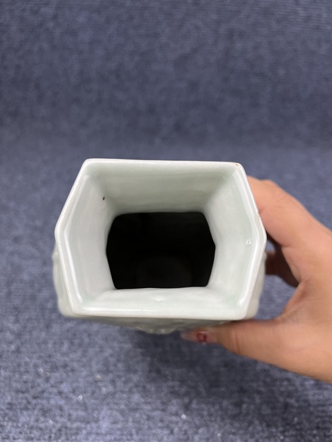 古玩陶瓷青釉暗刻龍紋賞瓶拍賣，當(dāng)前價格2988元
