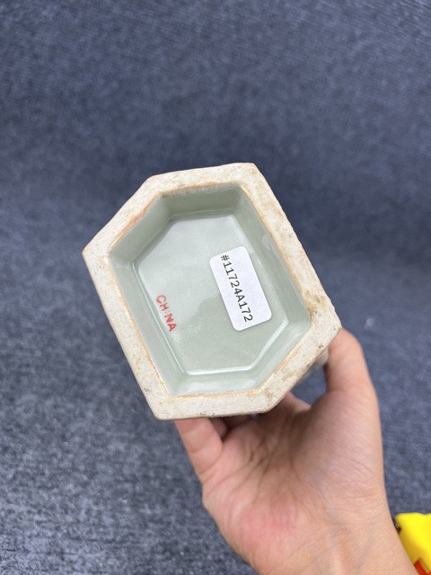 古玩陶瓷青釉暗刻龍紋賞瓶拍賣，當(dāng)前價格2988元