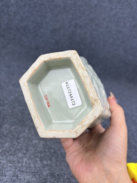 古玩陶瓷青釉暗刻龍紋賞瓶拍賣，當(dāng)前價格2988元