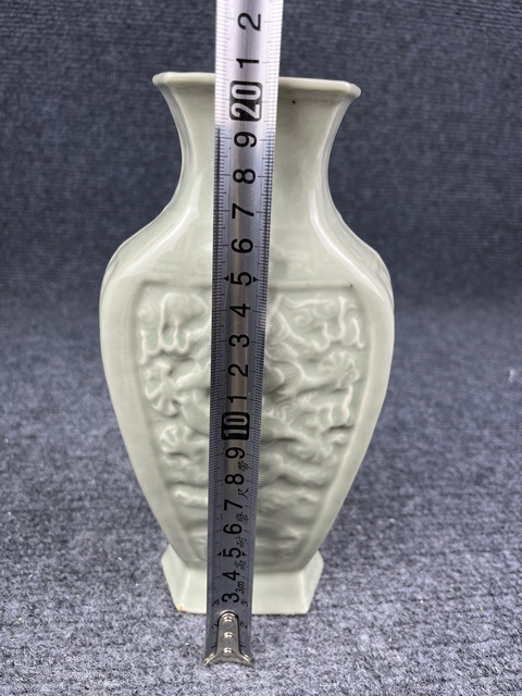 古玩陶瓷青釉暗刻龍紋賞瓶拍賣，當(dāng)前價格2988元