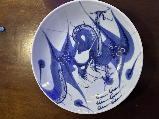 古玩陶瓷雍正至乾隆過墻龍紋青花盤拍賣,當前價格998元