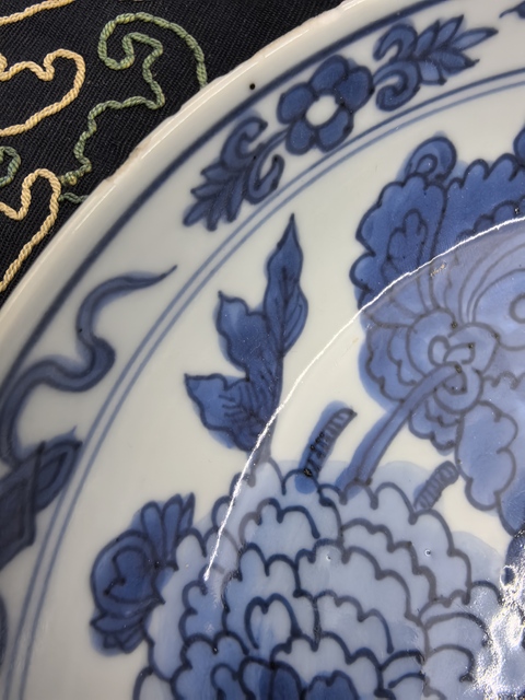古玩陶瓷萬歷青花洞石花卉紋盤拍賣,當(dāng)前價(jià)格8888元