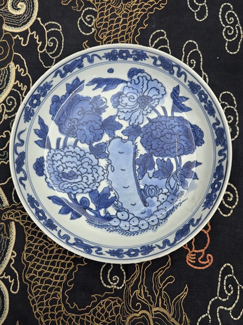 古玩陶瓷萬歷青花洞石花卉紋盤拍賣,當(dāng)前價(jià)格8888元