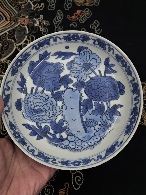 古玩陶瓷萬歷青花洞石花卉紋盤拍賣,當(dāng)前價(jià)格8888元