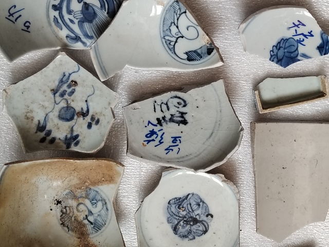 古玩陶瓷明清瓷片一組拍賣,當前價格99元