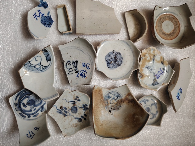 古玩陶瓷明清瓷片一組拍賣,當前價格99元