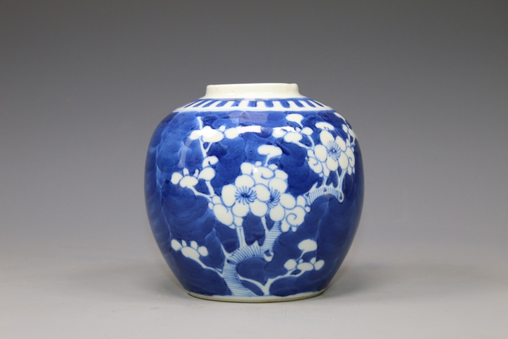 古玩陶瓷清晚期·青花留白折枝冰梅紋罐拍賣，當前價格1500元