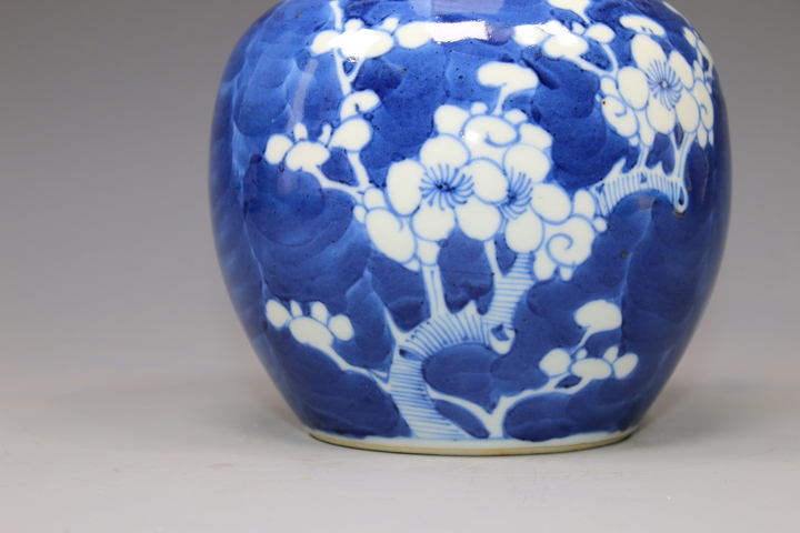 古玩陶瓷清晚期·青花留白折枝冰梅紋罐拍賣，當前價格1500元
