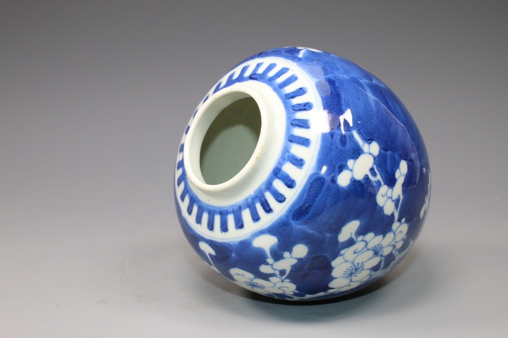 古玩陶瓷清晚期·青花留白折枝冰梅紋罐拍賣，當前價格1500元