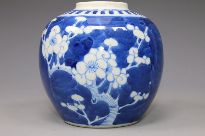 古玩陶瓷清晚期·青花留白折枝冰梅紋罐拍賣，當前價格1500元