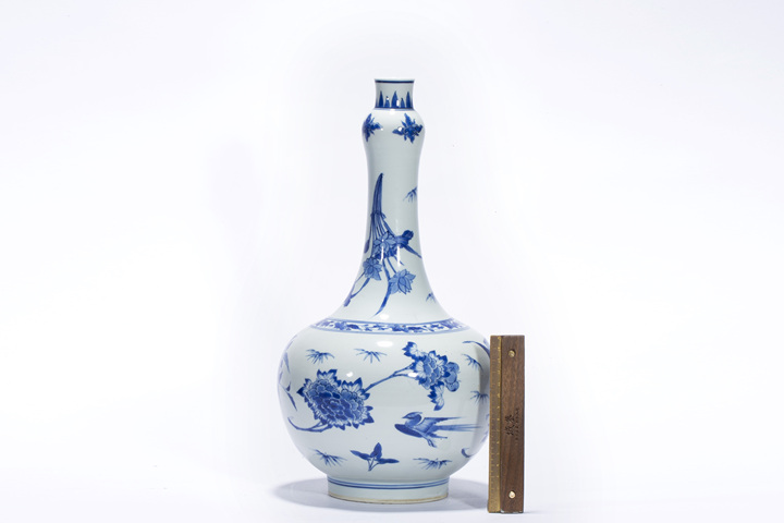 中国古美術・明宣德款青花缠枝花卉八方蒜头瓶・青花磁・純