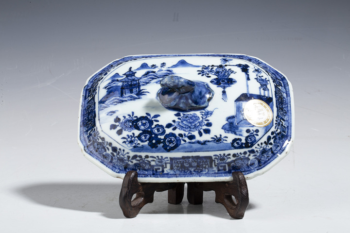 古玩陶瓷清乾隆·青花山水樓閣紋小蓋鍋拍賣，當前價格2180元