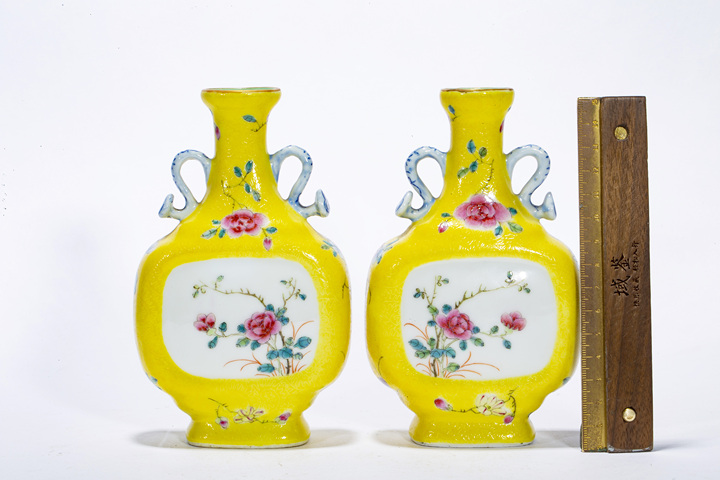 古玩陶瓷民國·黃地軋道粉彩花卉紋如意耳瓶一對拍賣，當前價格2936元