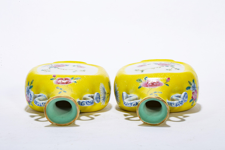 古玩陶瓷民國·黃地軋道粉彩花卉紋如意耳瓶一對拍賣，當前價格2936元