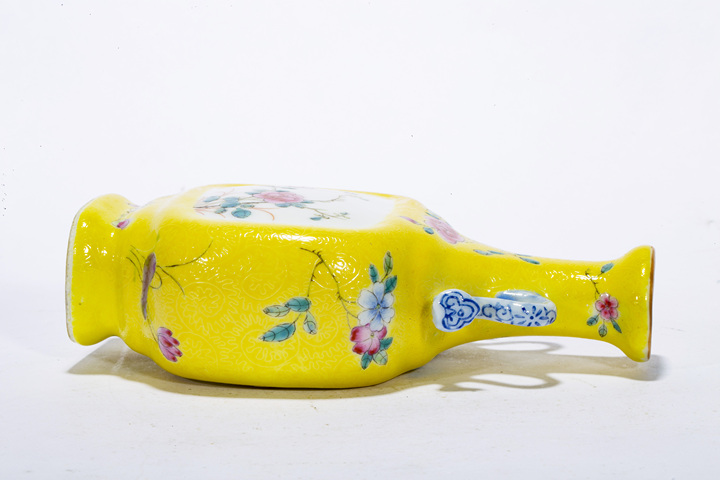 古玩陶瓷民國·黃地軋道粉彩花卉紋如意耳瓶一對拍賣，當前價格2936元