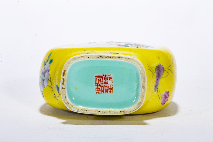 古玩陶瓷民國·黃地軋道粉彩花卉紋如意耳瓶一對拍賣，當前價格2936元