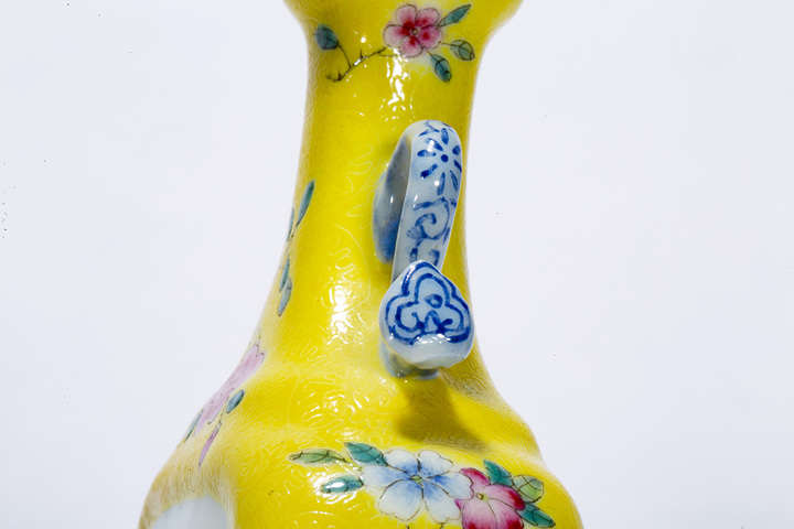 古玩陶瓷民國·黃地軋道粉彩花卉紋如意耳瓶一對拍賣，當前價格2936元