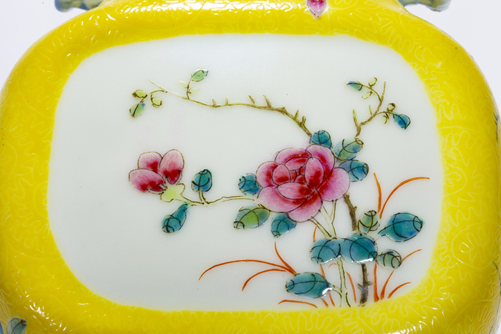 古玩陶瓷民國·黃地軋道粉彩花卉紋如意耳瓶一對拍賣，當前價格2936元