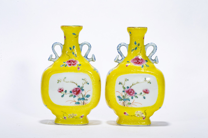 古玩陶瓷民國·黃地軋道粉彩花卉紋如意耳瓶一對拍賣，當前價格2936元