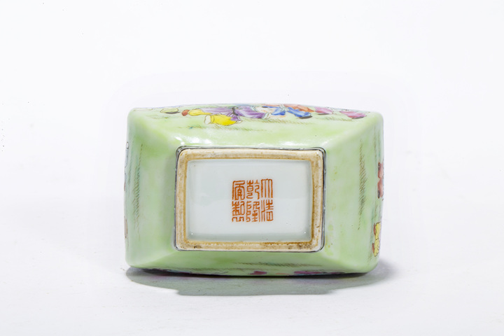古玩陶瓷民國·粉彩嬰戲折桂圖獸耳洗口瓶
真品鑒賞圖
