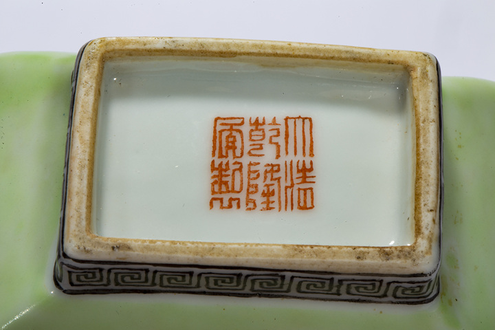 古玩陶瓷民國·粉彩嬰戲折桂圖獸耳洗口瓶
真品鑒賞圖