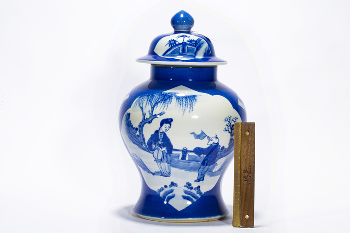 古玩陶瓷清晚·灑藍(lán)開窗青花仕女教子圖將軍罐拍賣,當(dāng)前價(jià)格1008元