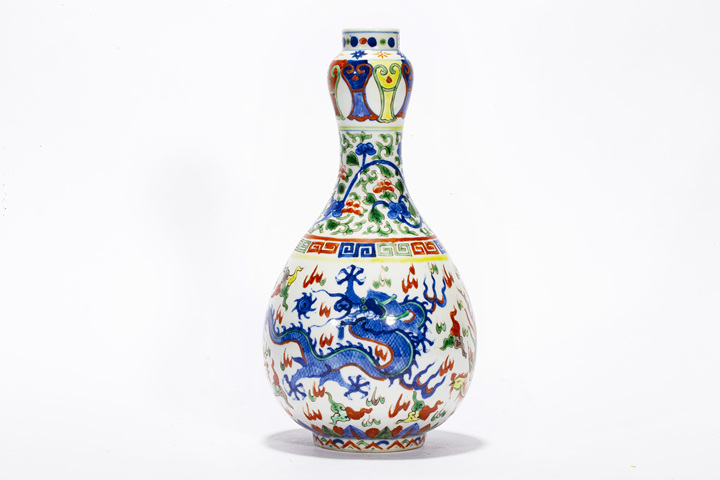 古玩陶瓷清末民初·青花五彩龍鳳呈祥紋蒜頭瓶拍賣,當(dāng)前價格14000元