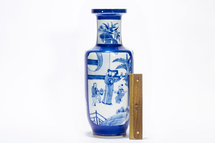 古玩陶瓷清晚·灑藍釉開窗花鳥人物圖棒槌瓶（康熙官窯款）拍賣，當前價格13000元