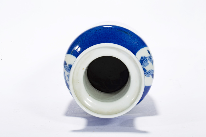 古玩陶瓷清晚·灑藍釉開窗花鳥人物圖棒槌瓶（康熙官窯款）拍賣，當前價格13000元