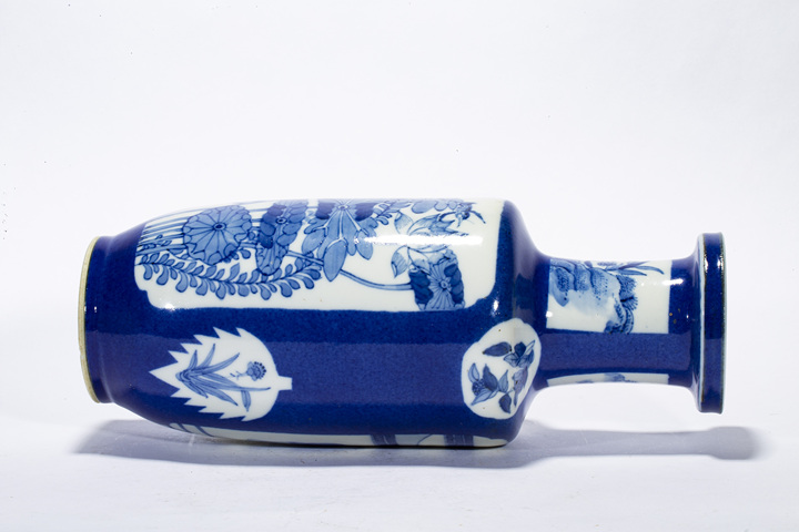 古玩陶瓷清晚·灑藍釉開窗花鳥人物圖棒槌瓶（康熙官窯款）拍賣，當前價格13000元