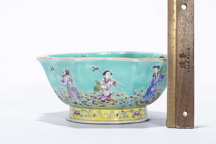 古玩陶瓷民國·松石綠地粉彩群仙圖葵口碗拍賣，當前價格7056元
