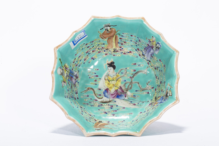 古玩陶瓷民國·松石綠地粉彩群仙圖葵口碗拍賣，當前價格7056元