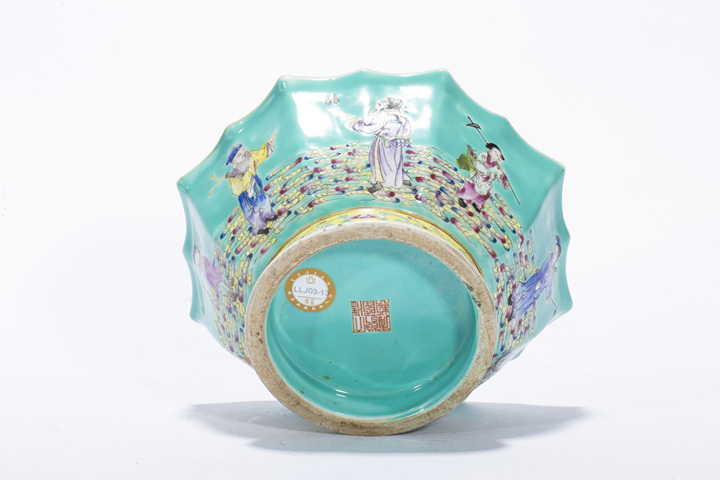 古玩陶瓷民國·松石綠地粉彩群仙圖葵口碗拍賣，當前價格7056元