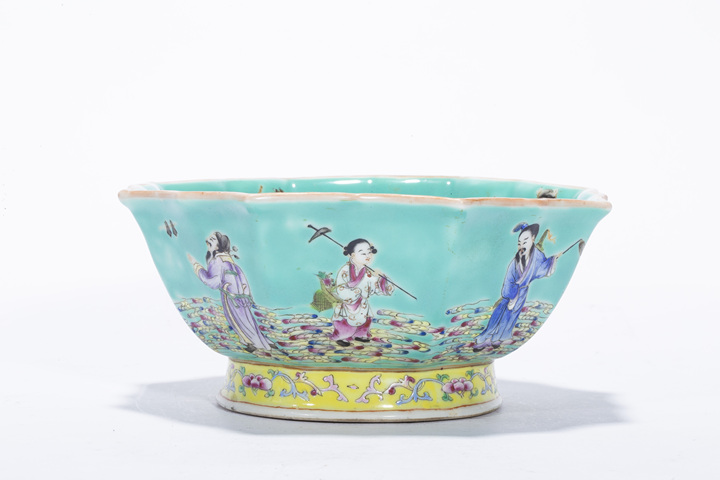 古玩陶瓷民國·松石綠地粉彩群仙圖葵口碗拍賣，當前價格7056元