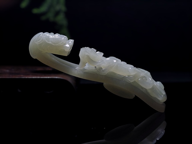 古玩玉器明代大個(gè)和田玉雕“蒼龍教子”帶鉤拍賣,當(dāng)前價(jià)格23800元