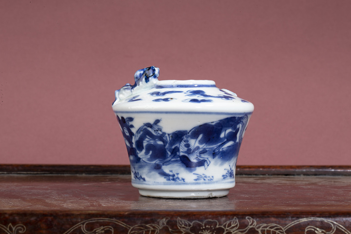 古玩陶瓷清晚·青花雙駿圖浮雕螭龍水盂拍賣，當前價格6084元