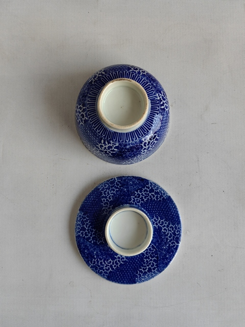 古玩陶瓷日本大正青花花卉紋蓋碗拍賣,當前價格450元