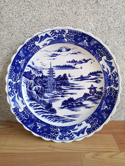 古玩陶瓷樓臺(tái)亭閣山水紋青花盤拍賣,當(dāng)前價(jià)格780元