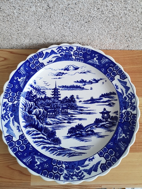 古玩陶瓷樓臺(tái)亭閣山水紋青花盤拍賣,當(dāng)前價(jià)格780元