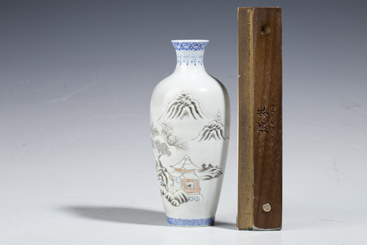 古玩陶瓷民國(guó)·藍(lán)料粉彩雪景圖小瓶拍賣(mài),當(dāng)前價(jià)格0元