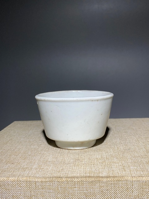 古玩陶瓷清中期甜白釉杯拍賣(mài)，當(dāng)前價(jià)格450元